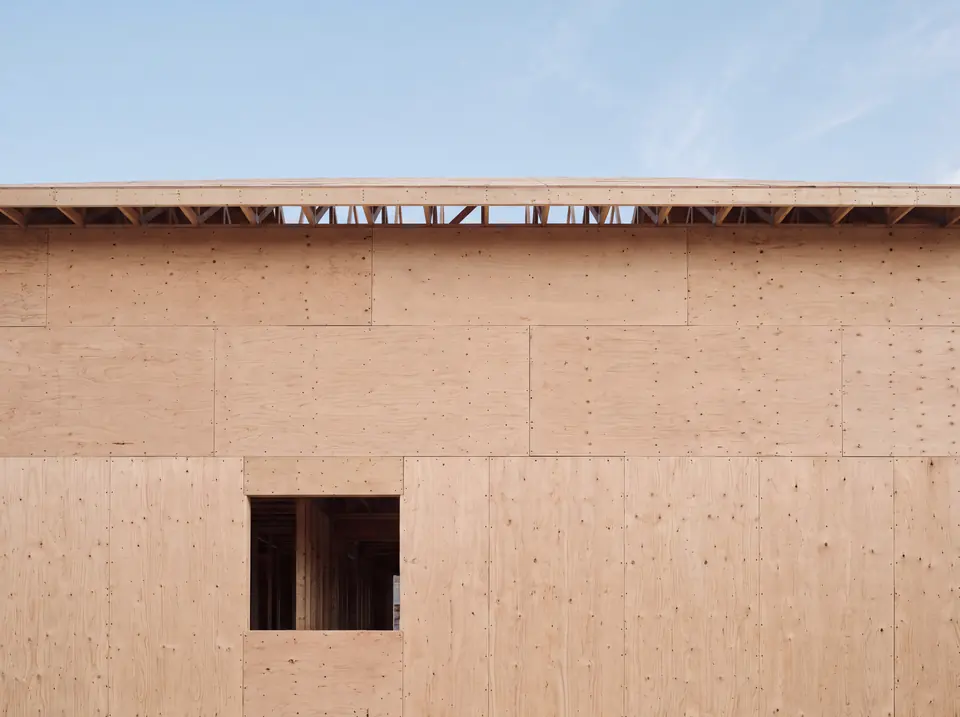 Sheathing layer of a stone veneer wall